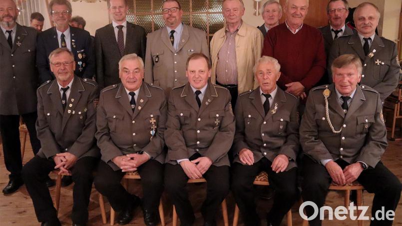 Für ihre Verdienste und langjährige Mitgliedschaft wurden zahlreiche Mitglieder der Soldaten- und Kriegerkameradschaft Saltendorf ausgezeichnet. Bild: Konrad Kiener/exb