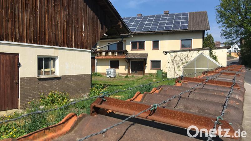 Dieser ehemalige Bauernhof in der Ortsmitte von Schmidgaden soll mehreren Wohnhäusern weichen. Bild: upl
