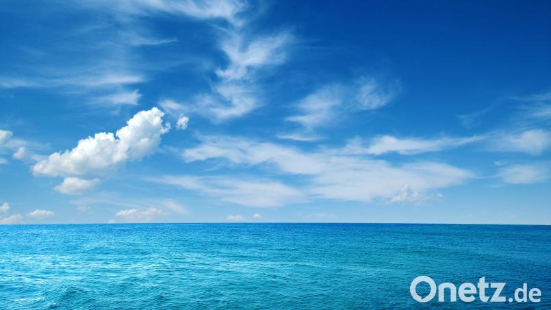 Ein Blick ins Blaue lässt uns ruhiger und kreativer werden. Bild: Alekss - stock.adobe.com