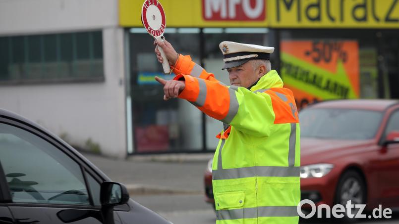 Achtung, Verkehrskontrolle: Auch die Amberger Polizei beteiligt sich am Aktionstag "sicher.mobil.leben – Fahrtüchtigkeit im Blick". An der Bayreuther Straße winkt sie Verkehrsteilnehmer heraus, um sie auf einem angrenzenden Parkplatz zu überprüfen. Bild: Wolfgang Steinbacher