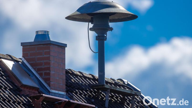 Eine Alarmsirene auf einem Hausdach Bild: Jens Büttner/dpa