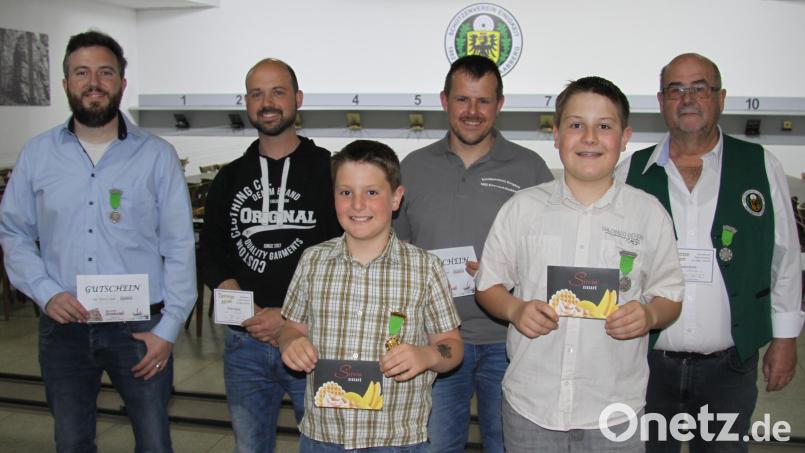 Die Gewinner des Lotterieschießens Christopher Stehbach (von links), Sascha Helgert, Alexander Beer, André Klose, Fabian Beer und Alois Helgert. Bild: Schützenverein Einigkeit/exb