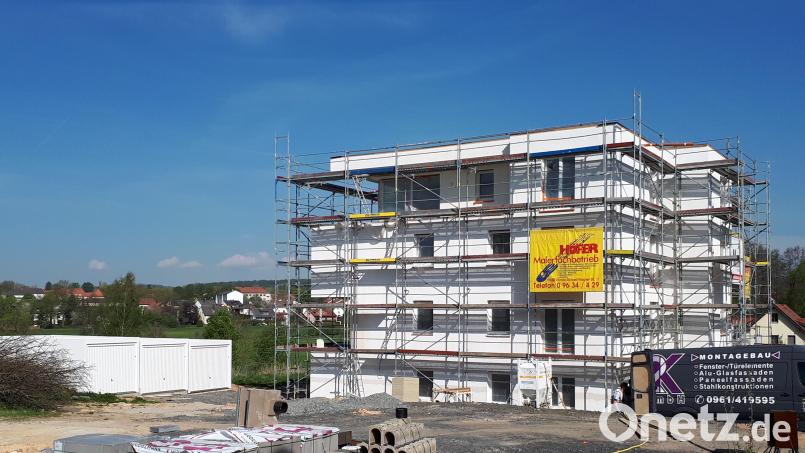 Es tut sich was im Wohnungsbau im Landkreis Tirschenreuth, aber der Bedarf ist sehr groß. Wie hier in Waldsassen an der Pfaffenreuther Straße, wo früher die Brauerei Franz stand, werden vereinzelt auch wieder Projekte mit vielen modernen Wohnungen in Angriff genommen. Bild: pz
