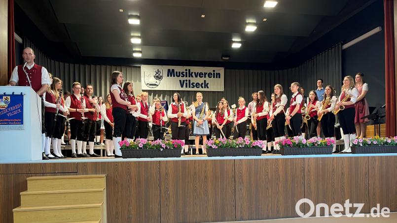 Gemeinsam eröffnen die 58 Musiker des Nachwuchsorchesters, der Brass Band und des Jugendblasorchesters mit der ukrainischen Nationalhymne das Frühjahrskonzert, ehe Vorsitzender Christian Winklmann (links) die vielen Zuhörer willkommen heißt. Bild: Stefanie Gradl