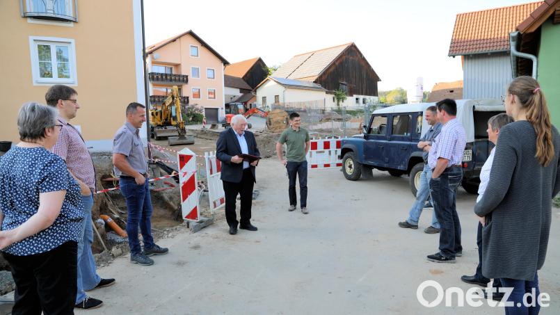 Die Gutenecker Ratsmitglieder machten sich bei einem Termin in Pischdorf ein Bild vom Ausbau der Kreisstraße. Bild: akp
