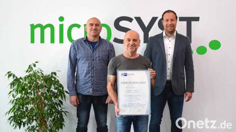 Arhur Zeiner (Mitte) ist seit 25 Jahren bei der Firma Microsyst. Bild: Vera Lehmann, Microsyst/exb