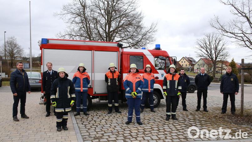 Junge Aktive der Poppenrichter Feuerwehr unterziehen sich der Modularen Truppausbildung, hier mit den Kommandanten, Prüfern und Vertretern der Gemeinde. Bild: egl