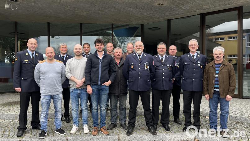 Hans Pfistermeister trat nach 32 Jahren nicht mehr an. Neuer Vorsitzender ist Armin Ebnet (Sechster von links), sein Stellvertreter Karl-Heinz Kibinger jun. (Vierter von links). Bild: Tamara Ebnet /exb