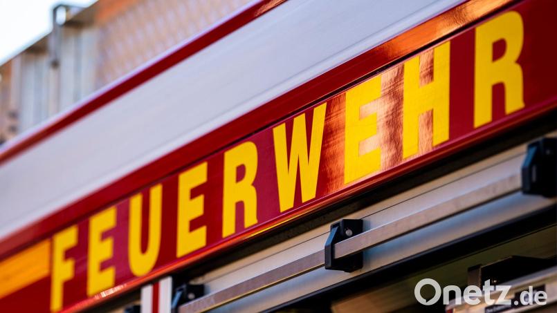 Auf dem Einsatzfahrzeug ist in gelber Farbe der Schriftzug „Feuerwehr“ zu lesen. In Hirschau rückten die Feuerwehrmänner zu einem Heckenbrand aus. Bild: David Inderlied/dpa/Symbolbild