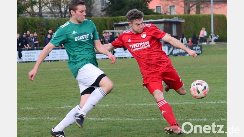 Felix Brendel (rechts, gegen Andreas Lang vom FC Wernberg) und die SpVgg Pfreimd müssen am Samstag beim TSV Detag Wernberg noch einmal vom Leder ziehen. Mit einem Sieg ist die SpVgg Meister in der Bezirksliga Nord. Archivbild: mhs