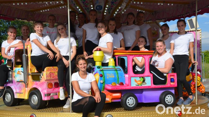 Würden sich über viele Frühlingsfestbesucher freuen: Die Mädchen der Tanzgruppe. Bild: Michael Welnhofer/exb