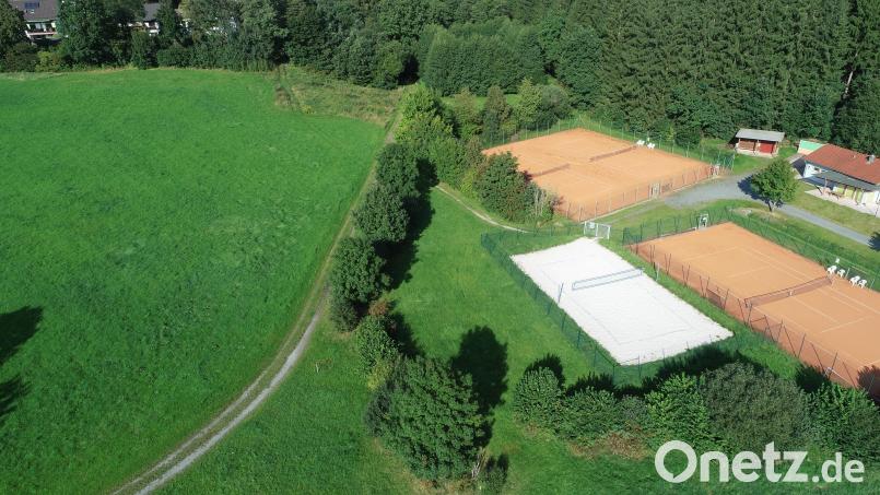 Auf dem Areal links der Tennisanlage wird der Pumptrack gebaut, die am Feldweg entlang führende landschaftsprägende Hecke muss weichen. Bild: bey