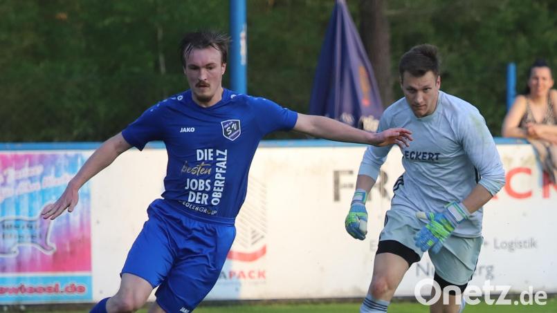 Martin Pasieka (links) auf dem Weg zum zwischenzeitlichen 3:0: Der SV Etzenricht bezwang den FC Wernberg am Mittwochabend mit 3:2. Bild: war