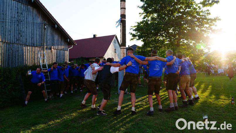 Wer hod Kirwa? Ihrem Baum und der Stimmung der Mitglieder zufolge die Kirwaleid aus Gutenfürst. Bild: mis