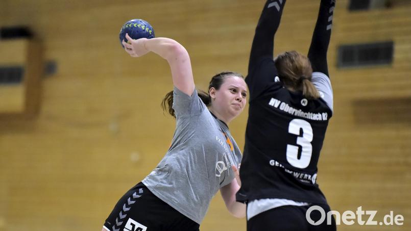 Nach zwei Heimspielen zum Auftakt der Abstiegsrunde muss die HG Amberg (im Bild links Victoria Schaller) im ersten Auswärtsspiel zum SC Eltersdorf. Archivbild: Hubert Ziegler