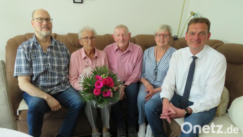 Ihre Diamanten Hochzeit feiern Ilse und Oskar Hirsch (Zweite und Dritter von links). Tochter Silvia und Schwiegersohn Holger Klein freuen sich mit dem Jubelpaar über die Glückwünsche von Bürgermeister Ernst Schicketanz (rechts). Bild: adj