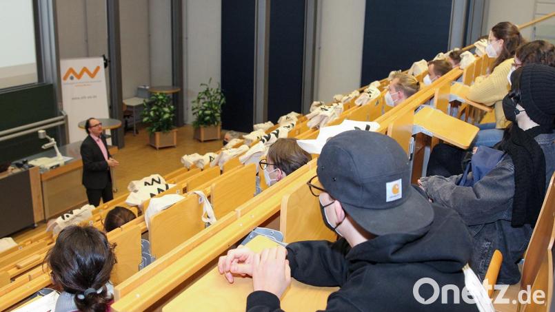 Nach zwei Jahren Uni von zu Hause sind die Hörsäle nun wieder fast voll. Für viele Studenten und Studentinnen das erste Mal, dass sie auf den Campus ihrer Hochschule dürfen. Bild: Wiesel/OTH Amberg-Weiden/exb