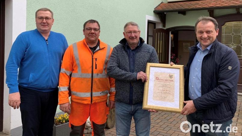 Bürgermeister Anton Kappl verabschiedet Josef Pausch (von rechts) zusammen mit VG-Geschäftsleiter Hans Peter Wiesent (links). Nachfolger als Wasserwart ist Marco Norgauer (Zweiter von links). Bild: fz