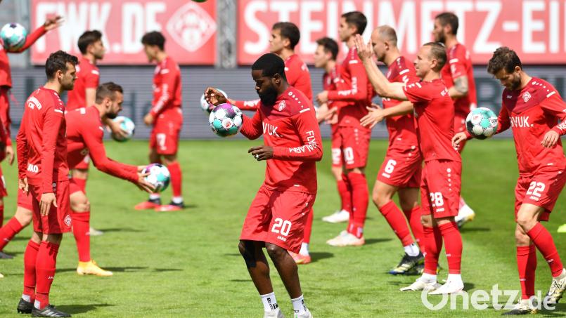 Die Würzburger Spieler wärmen sich vor dem Zweitligaspiel gegen Paderborn auf. Das war vor einem Jahr. Nach dem Doppelabtsieg spielen die Unterfranken in der nächsten Saison in der Regionalliga. Das Trainingslager beziehen sie in Amberg. Bild: Timm Schamberger/dpa
