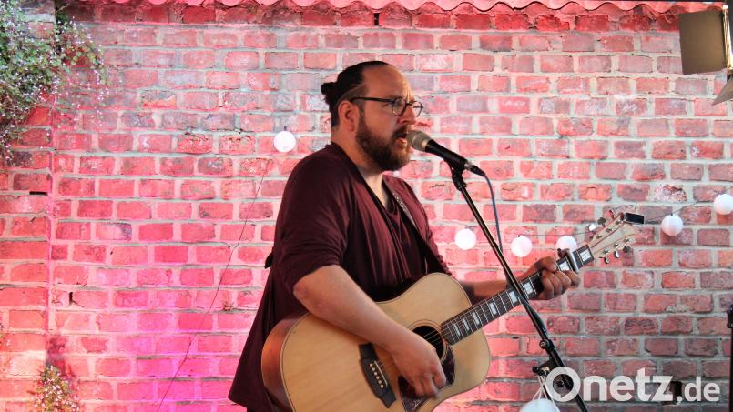 Lukas Meister eröffnete am Mittwochabend die neue Konzertreihe "Kunst im Kaf" in Neustadt an der Waldnaab. Bild: stg