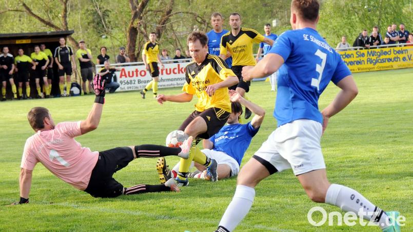 Es brannte teilweise lichterloh vor dem Schwarzenbacher Gehäuse: In dieser Szene schmeißt sich SC-Keeper Daniel Spachtholz dem Riglasreuther Angreifer Thomas Braun entgegen. Bild: heh
