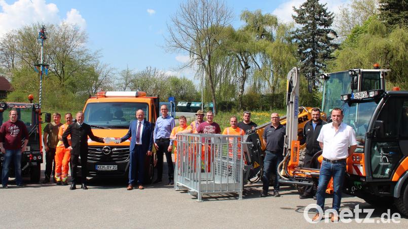 Der Fuhrpark des städtischen Bauhofs wurde spürbar erweitert. Einen symbolischen Zündschlüssel nahm dafür Bürgermeister Roman Schäffler (Sechster von links) entgegen. Bild: stg
