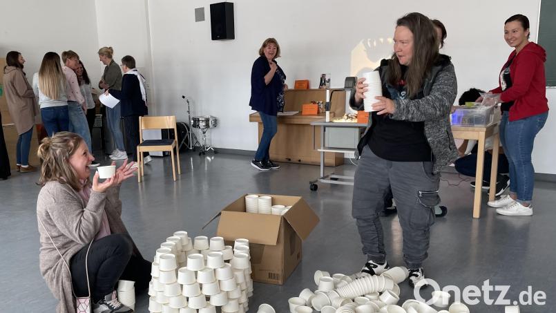 Die angehenden Erzieherinnen beschäftigen sich in ihrer Teilzeitausbildung auch mit der Reggio-Pädagogik. Im Rahmen des Jubiläums „50 Jahre Fachakademie Weiden“ war das eine Vorbereitung auf die Fahrt in die italienische Stadt Reggio-Emilia. Bild: Rita Piehler/exb