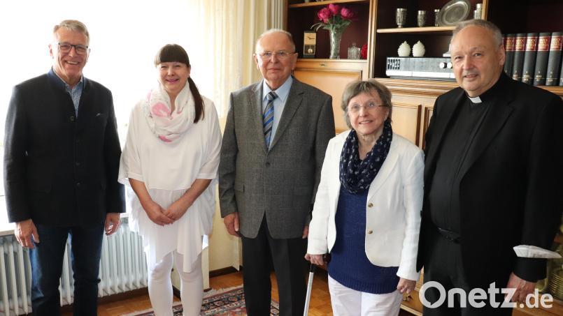 Bürgermeister Franz Stahl (links) und Stadtpfarrer Georg Flierl (rechts) gratulierten Ferdinand und Elfriede Waidhas zur diamantenen Hochzeit. Mit im Bild Tochter Gabriele Zeiler. Bild: Stadt Tirschenreuth/exb