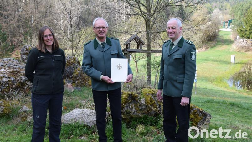 Waidmanns Dank für Revierförster Philipp Kollbrand (Mitte). In den vergangenen Tagen wurde der Revierförster des Bundesforstes Hohenfels/Ransbach in den Ruhestand verabschiedet. Links seine Nachfolgerin Desiree Schwers aus Utzenhofen, Rechts der Leiter des Bundesforstbetriebes Hohenfels Markus Perpeet. Bild: bö