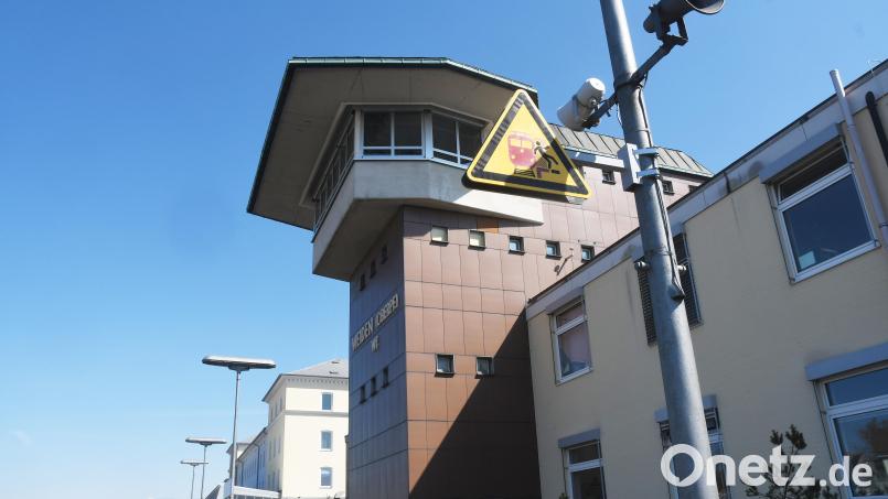Der Blick vom Bahnsteig hoch zum Fahrdienstleiterturm. Bild: Gabi Schönberger