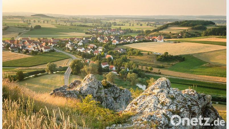 Fruchtbarer Riesenkrater: Die Landschaft des Nördlinger Ries wurde durch einen Astroiden-Einschlag geformt. Bild: Robert Pelczer/Geopark Ries e.V./dpa