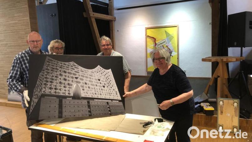 Fertig und bereit für viele interessierte Besucher: Im Kunsthaus hat das Aufbauteam gut 90 Werke von 22 Künstlern kunstvoll auf drei Ebenen verteilt. Bild: ubb