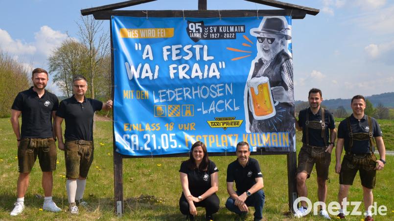 Die Vereinsmitglieder sind in Feierlaune und haben bereits ihre Krachlederne aus dem Schrank geholt, um mit dem notwendigen Outfit gemeinsam das Jubiläum im Festzelt zu feiern. Bild: ak