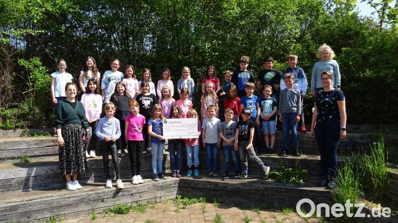 Die Schüler aus Schwarzhofen (unser Bild) und Neukirchen-Balbini haben Spenden für die Hilfsbedürftigen in der Ukraine gesammelt. Bild: J. Forster/exb