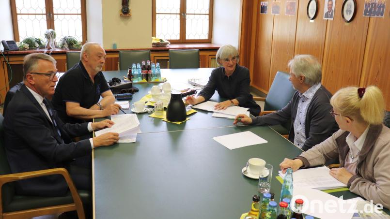 Das Organisationsteam der Tirschenreuther Passion 2022 bei seiner Besprechung im Rathaus (von links): Bürgermeister Franz Stahl, Peter Geyer und Gaby Saller (Produktionsleitung) sowie Manfred Grüssner und Marianne Stangl (Regieassistenz). Nicht im Bild: Spielerratssprecher Vinzenz Rahn. Bild: Stadt Tirschenreuth/exb