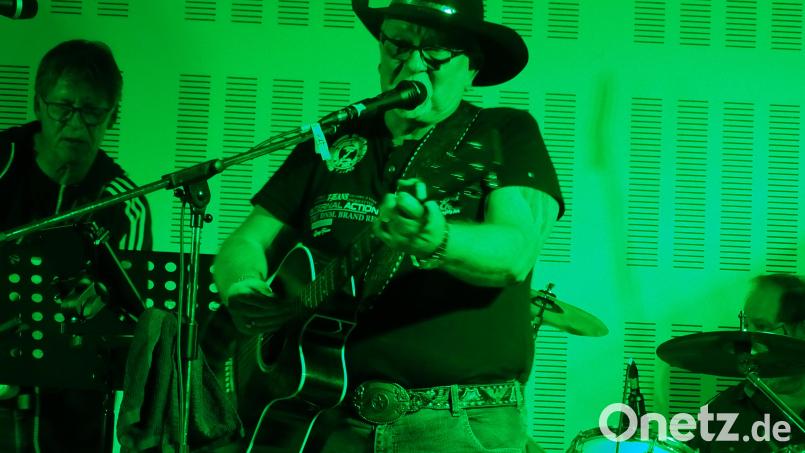 Grünes Licht für gute Musik: Starker Auftritt mit einem Platz in der Geschichte des Musiker-Stammtischs: Country-Sänger Manfred Rechenbach und sein "Help me make it through the night" bleiben in Erinnerung. Bild: Houschka