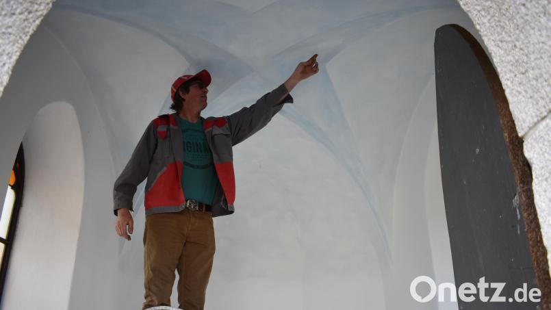 Einen frischen Anstrich hat die Kapelle in Bingarten schon bekommen. Eigentümer Edmund Schraml zeigt den Stern in der Mitte der Decke. Diesen Bereich sollen bald auch noch Sterne zieren. Bild: lue