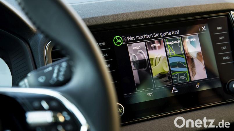 Neue Funktionen und Fehlerbehebung: Manche Features lassen sich in modernen Autos über eine Mobilfunkverbindung "over-the-air" aktualisieren oder ergänzen. Symbolbild: Christin Klose/dpa