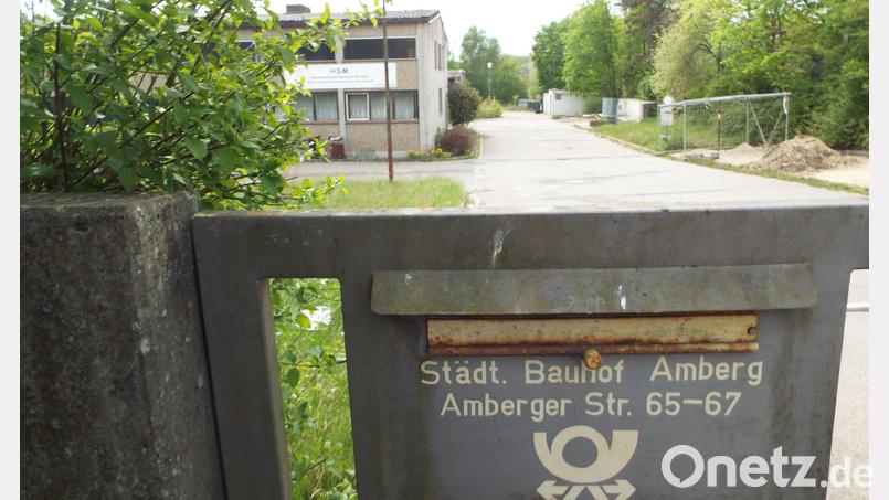 Auf dem rund zwei Hektar großen Gelände des einstigen Baubetriebshofs zwischen Amberger Straße und ehemaligem Bundeswehrsportplatz an der Staatsstraße 2165 in Kümmersbruck, das die Stadt Amberg letztes Jahr veräußert hat, soll ein Wohnpark mit 200 Wohneinheiten entstehen. Bild: e