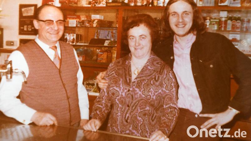 Schnappschuss aus dem Jahr 1973: Lothar Höher (rechts) als 19-Jähriger mit seinen Eltern Josefine und Ladislaus Höher. In der Kantine gab es für die "Bauscherianer" wie in einem Kramerladen auch Süßigkeiten, Spirituosen und Dinge des täglichen Bedarfs zu kaufen. Bild: Privatarchiv Lothar Höher