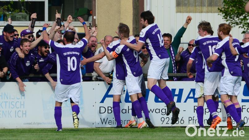 So wie beim Derby gegen den FC Wernberg in der Vorwoche wollen die Spieler des TSV Detag Wernberg diesmal auch nach dem Spiel jubeln. Allerdings könnte die Aufgabe gegen die SpVgg Pfreimd kaum schwieriger sein. Zumal die Gäste bei einem Sieg Meister werden können. Archivbild: mhs