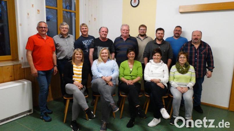 Beate Sporrer (sitzend, von links), Sandra Heinl, Vorsitzende Eva-Maria Panzer, Tanja Wegmann und Mariele Kuchenreuther sowie (stehend, von links) Bürgermeister Hubert Kraus, Franz Weiß, Markus Fenzl, Hans König, Werner Schultes, Benjamin Schiener, Jürgen Meiller, Jürgen Prischenk und Hans Müller werden sich weiterhin für Trevesen engagieren. Bild: twg