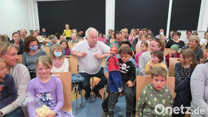 Puppenspieler Otto Rehne stimmte die Kinder auf das Puppenspiel ein. Bild: jzk