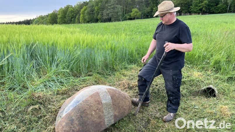 Der Kreuzeweg, der zur Asphaltkapelle in Etsdorf hinauf führt, hat wieder Zuwachs bekommen: Kreuzeweg-Initiator Wilhelm Koch freut sich über den Kreuzband-Stein. Bild: eik