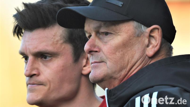 Roland Rittner (rechts, daneben Co-Trainer Benjamin Urban) bestreitet sein letztes Heimspiel als Trainer des SC Luhe-Wildenau. Bild: A. Schwarzmeier