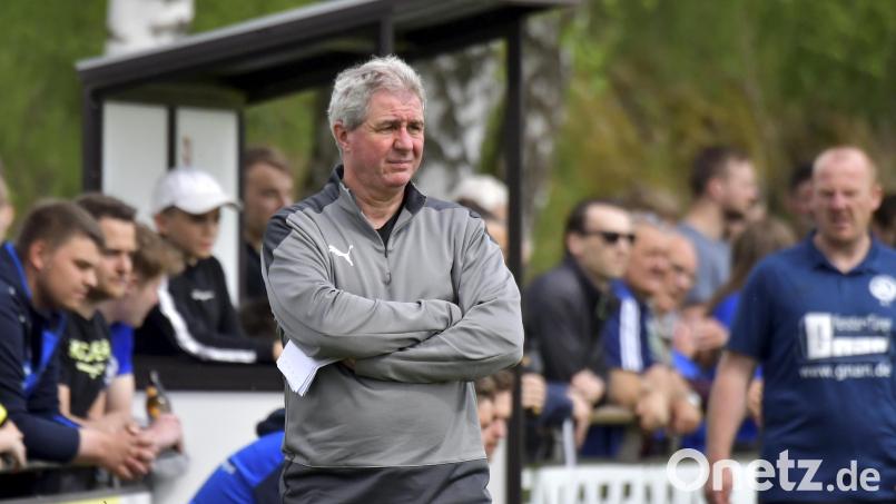 Josef Fleischmann (Mitte), Trainer des 1. FC Rieden, will mit seiner Mannschaft in die Bezirksliga. Das wollen aber die DJK Utzenhofen und der SV 08 Auerbach auch. Archivbild: Hubert Ziegler