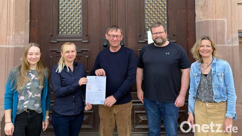 Bei der Übergabe des Dankschreibens (von links): Schülersprecherin Amelie Nutz, Lesya Singer-Tryhub, Schulleiter Georg Meyer, Personalratsvorsitzender Thomas Prechtl sowie Elternbeiratsvorsitzende Gerda Krusche. Bild: Tobias Kober/exb