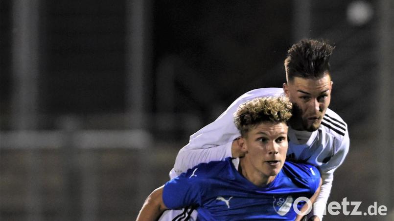 Eine hohe Hürde haben Fabian Helleder (hinten) und die SpVgg SV Weiden am Samstag zu überwinden: Der Spitzenreiter der Landesliga Mitte gastiert dann beim Tabellendritten SC Ettmannsdorf (im Bild Leon Brandl, Szene aus dem Hinspiel). Archivbild: G. Büttner
