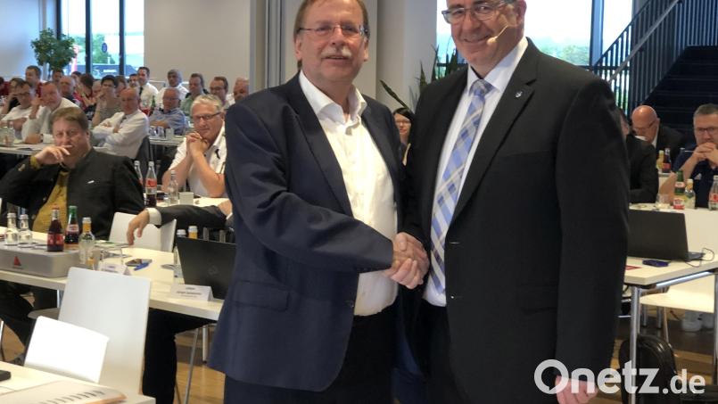 Thomas Graml (rechts) führt den Fußballbezirk Oberpfalz für weitere vier Jahre. BFV-Präsident Rainer Koch (links) gehörte zu den ersten Gratulanten. Bild: A. Schwarzmeier