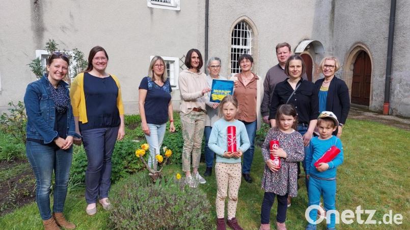 Kathrin Karban-Völkl, Kathrin Spies, Andrea Kick, Martina Memmel, Maria Baier, Gabi Zaus, Pfarrer Thomas Kraus, Barbara Weismeier und Luzie Söllner (von links) wollen auch weiterhin ökumenische Friedensgebete anbieten. Bild: Pfarrei Kemnath/exb